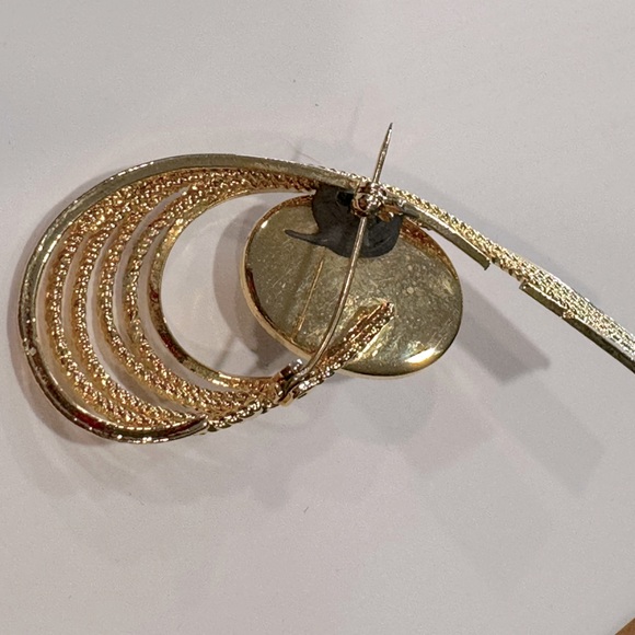 Vintage gold tone brooch with faux pearl ✨ - Picture 2 of 2